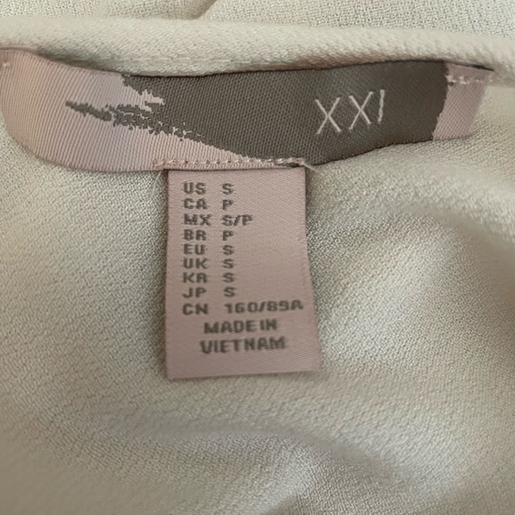 ⚡️ Lace Trim Keyhole Back Blouse Top ~ Size S ⚡️ - Picture 5 of 5